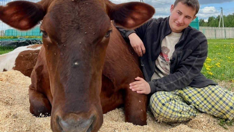 В Ярославской области молодой человек предпочел деревню городу и стал фермером-блогером