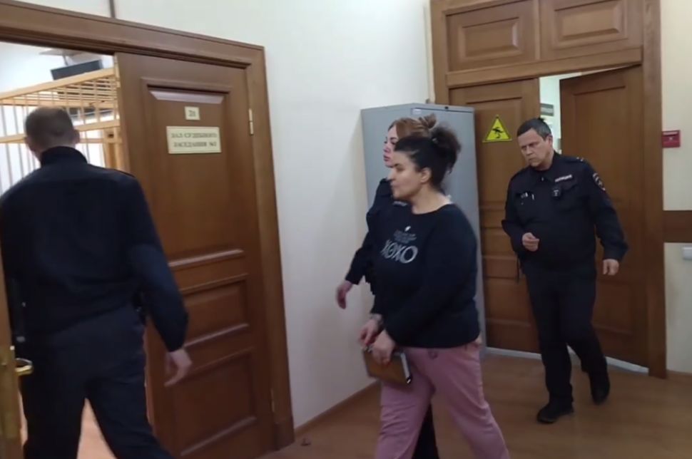 Суд в Ярославле избрал обвиняемой в угрозах учительнице женщине меру пресечения