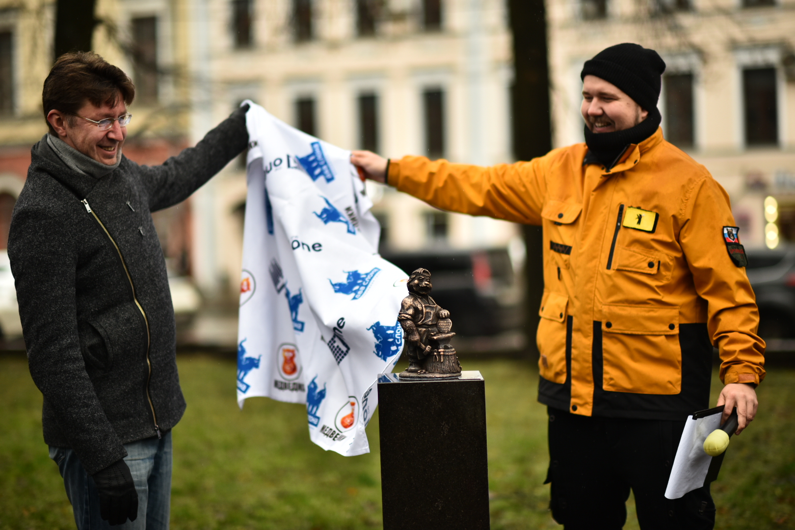 В Ярославле установили скульптуру медведя-чеканщика