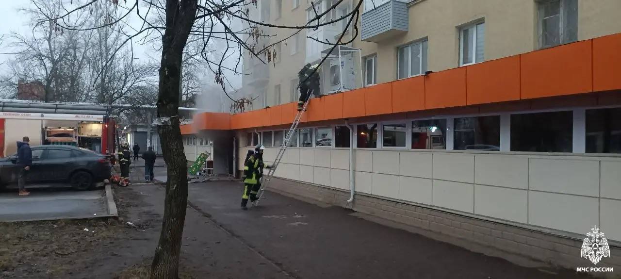 При пожаре в магазине в Ярославле эвакуировали около 70 человек, трое пострадали
