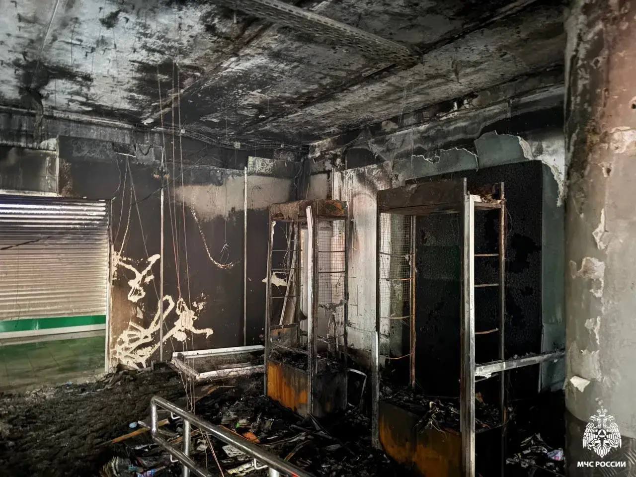 При пожаре в магазине в Ярославле эвакуировали около 70 человек, трое пострадали