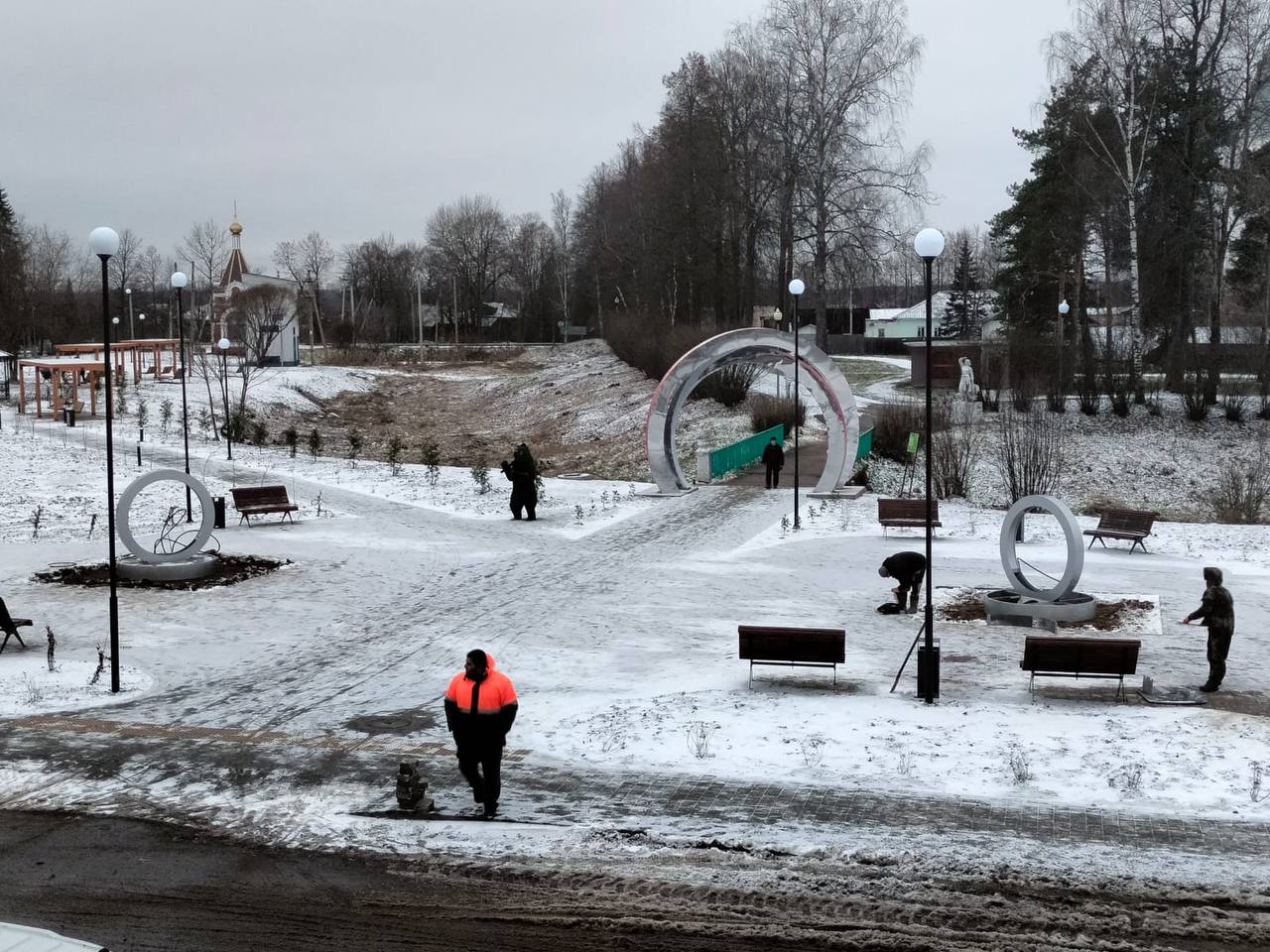 Фонтаны в форме обручальных колец украсили обновленную площадь в Любиме