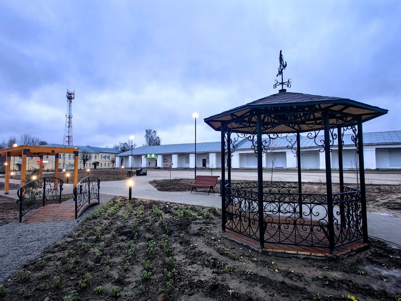 Фонтаны в форме обручальных колец украсили обновленную площадь в Любиме