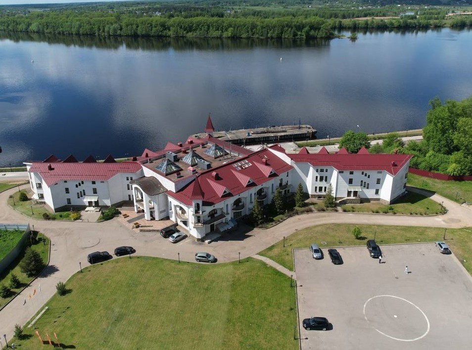 К продаже гостиничного комплекса в Угличе добавили еще один земельный участок
