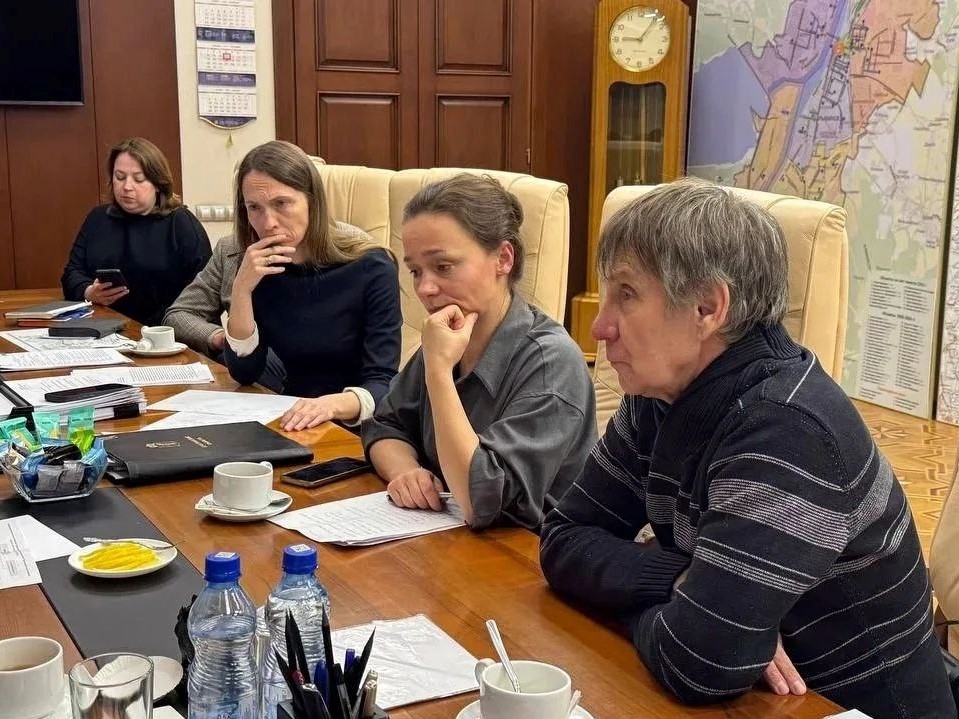 Губернатор Михаил Евраев встретился с актерами Ярославского театра кукол