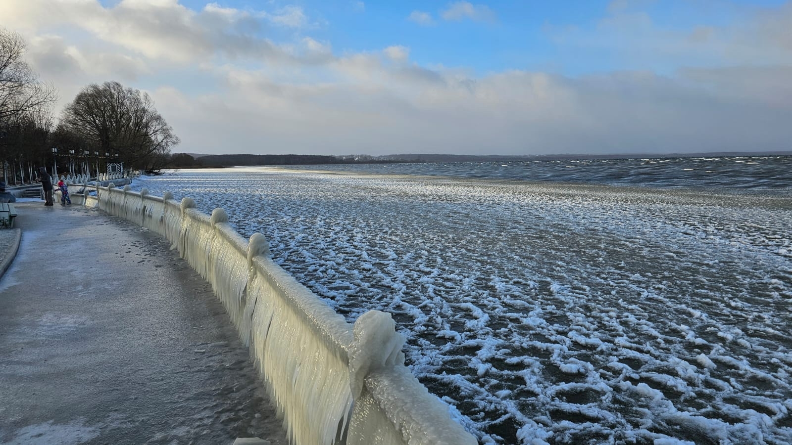 «Дыхание зимы» на Плещеевом озере создало необычайный вид