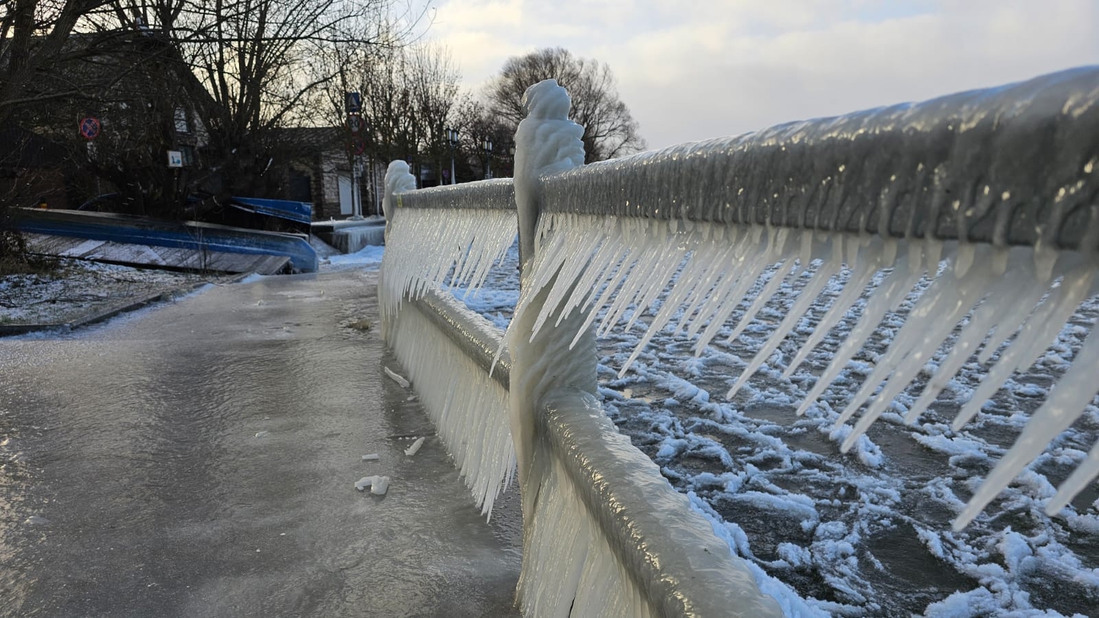 «Дыхание зимы» на Плещеевом озере создало необычайный вид
