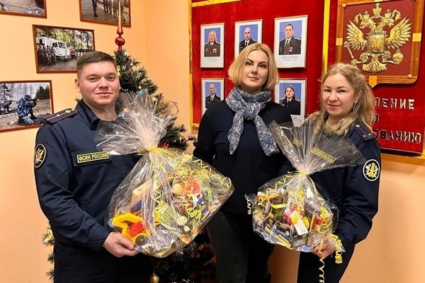 Сотрудники ярославского Управления по конвоированию присоединились к благотворительной акции «Коробка храбрости»