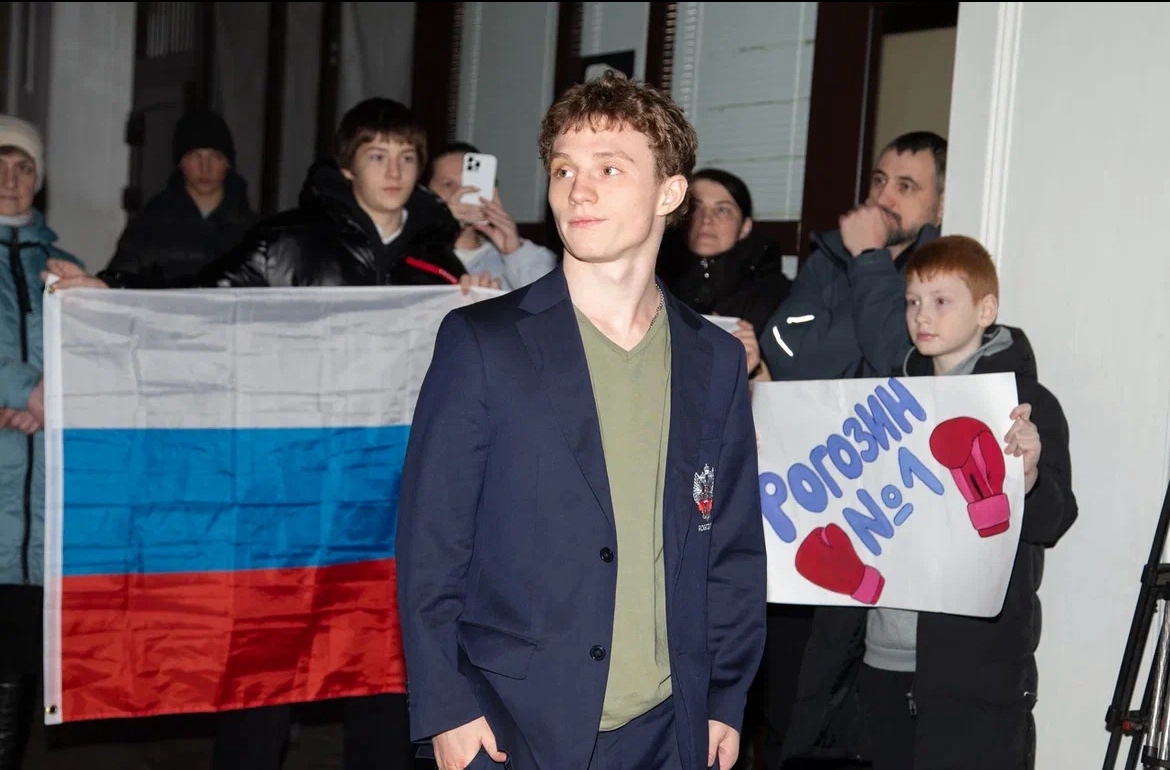 Ярославцы торжественно встретили вице-чемпиона мира по боксу Вячеслава Рогозина