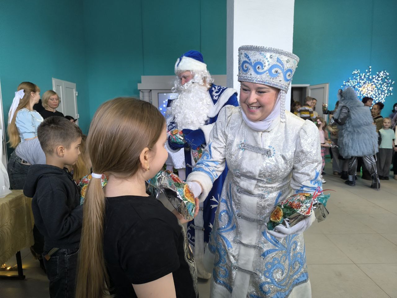 Ярославские творческие коллективы выступили с новогодней программой для жителей Акимовского округа