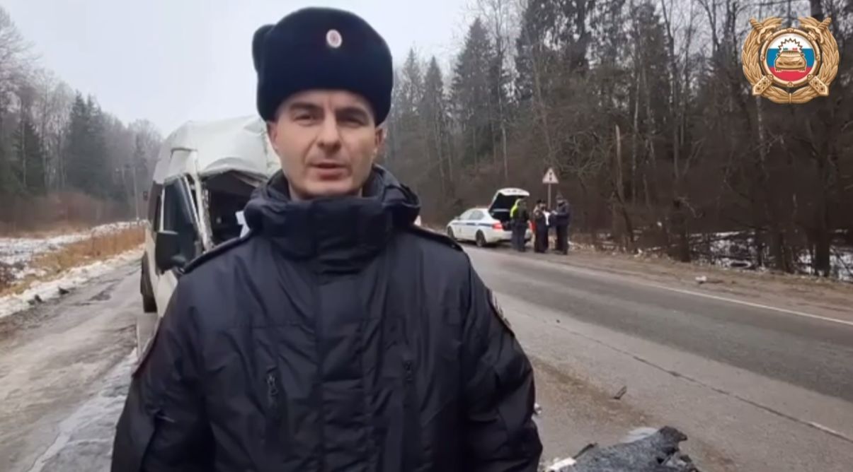 Пассажир погиб: в Ярославской области водитель микроавтобуса врезался в стоящий КамАЗ