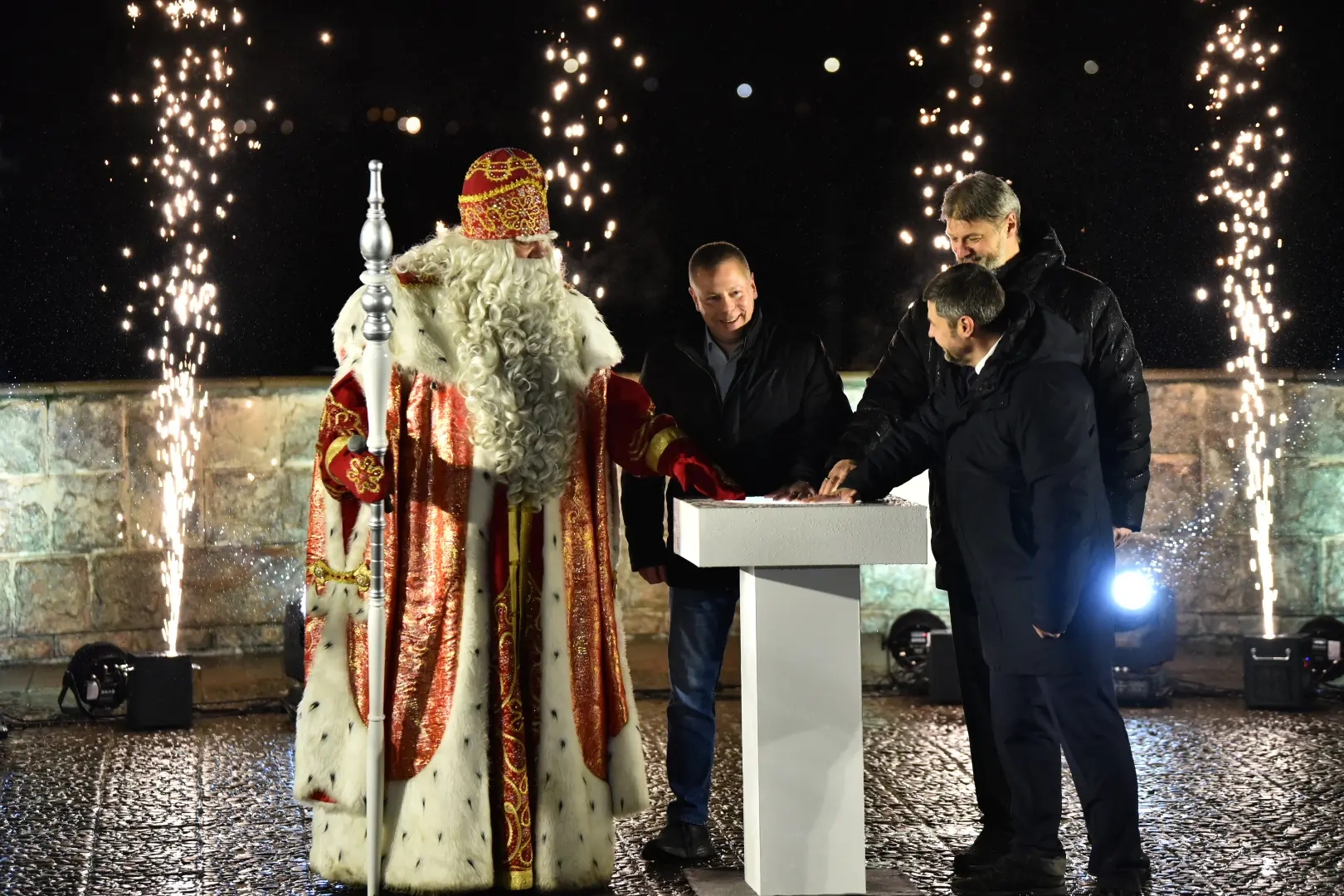 ​Световое шоу на мосту через Волгу завершило праздничные мероприятия в Рыбинске