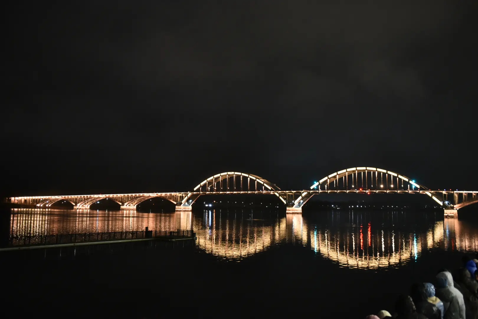 ​Световое шоу на мосту через Волгу завершило праздничные мероприятия в Рыбинске