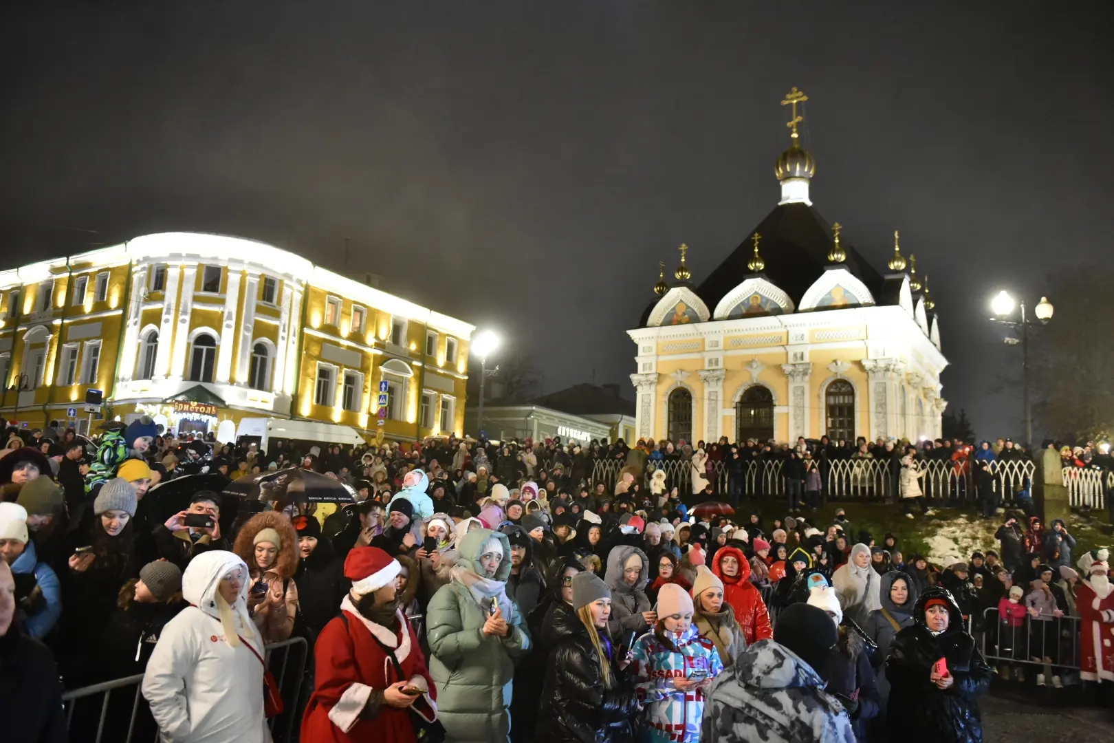 ​Световое шоу на мосту через Волгу завершило праздничные мероприятия в Рыбинске