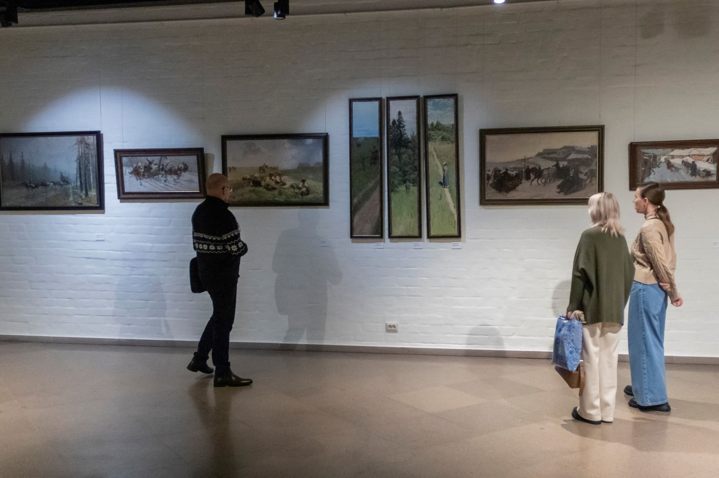 ​Выставка «Пути/дороги» открылась в Ростовском кремле в Ярославской области