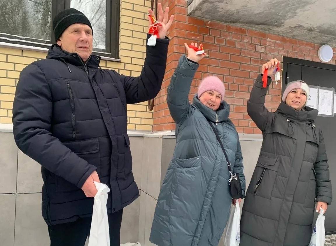 ​В Ярославле жители аварийных домов получили ключи от новых квартир