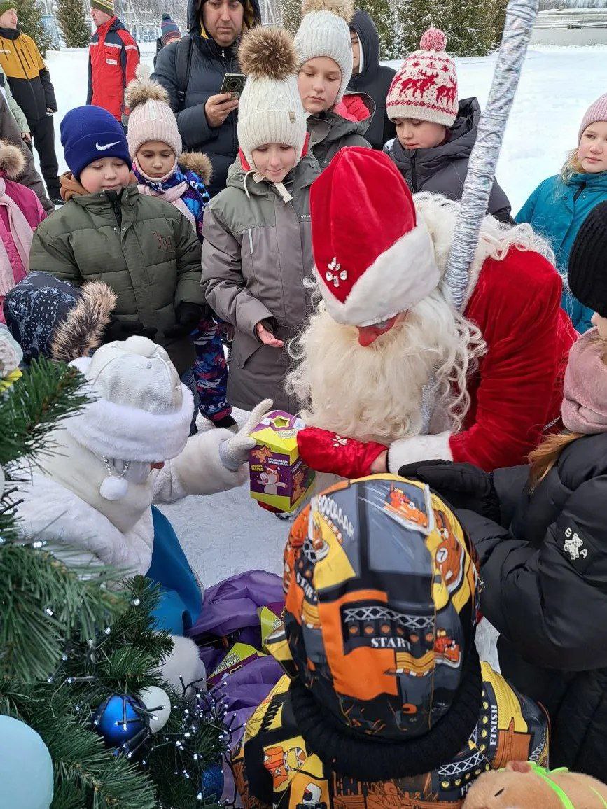Накануне Нового года энергетики «Ярэнерго» подарили праздник детям