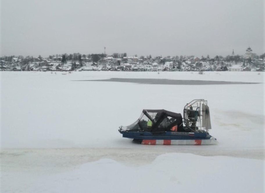 В Тутаеве между берегами начало курсировать судно на воздушной подушке