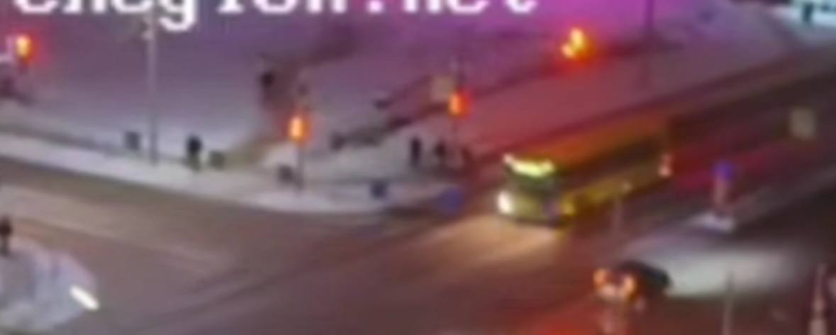 В сети появилось видео ДТП с автобусом, который сбил пешехода и врезался в столб