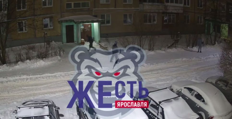 В Ярославле ищут вандалов, повредивших машины во дворе на улице Громова