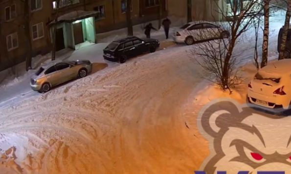 В Ярославле ищут вандалов, повредивших машины во дворе на улице Громова