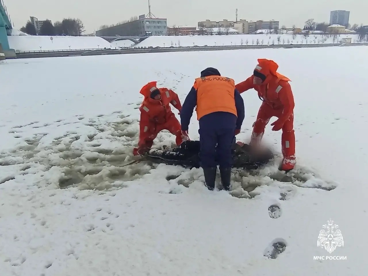 Сотрудники МЧС спасли жителя Ярославля, оказавшегося на середине Волги
