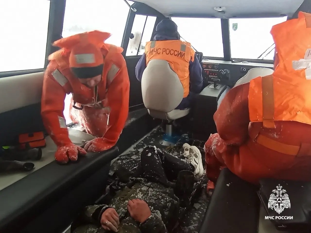 Сотрудники МЧС спасли жителя Ярославля, оказавшегося на середине Волги