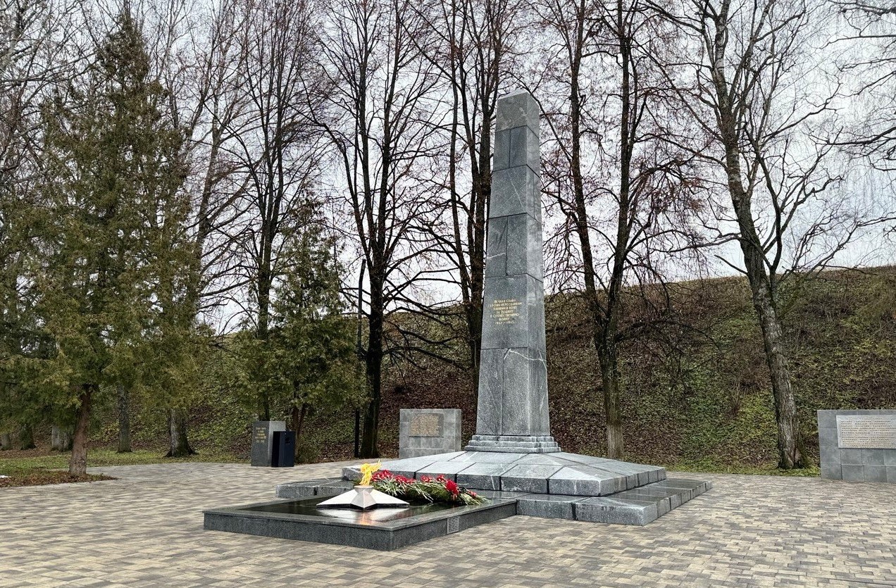 Около 270 воинских мемориалов и захоронений благоустроено по областной программе