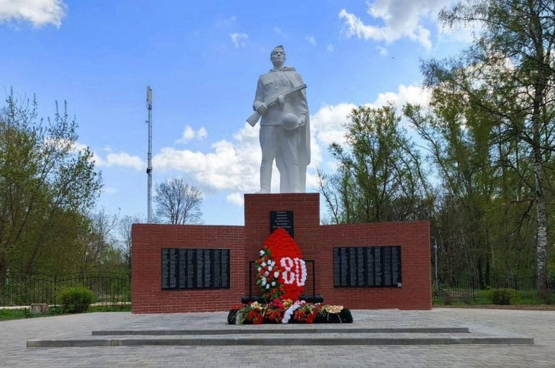 Около 270 воинских мемориалов и захоронений благоустроено по областной программе