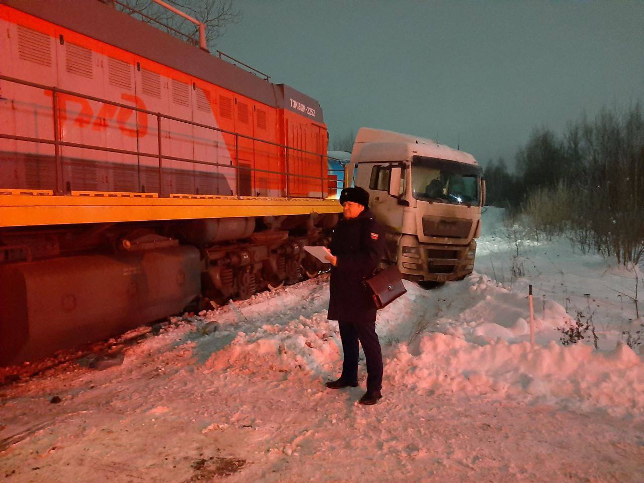В Ярославле поезд врезался в фуру