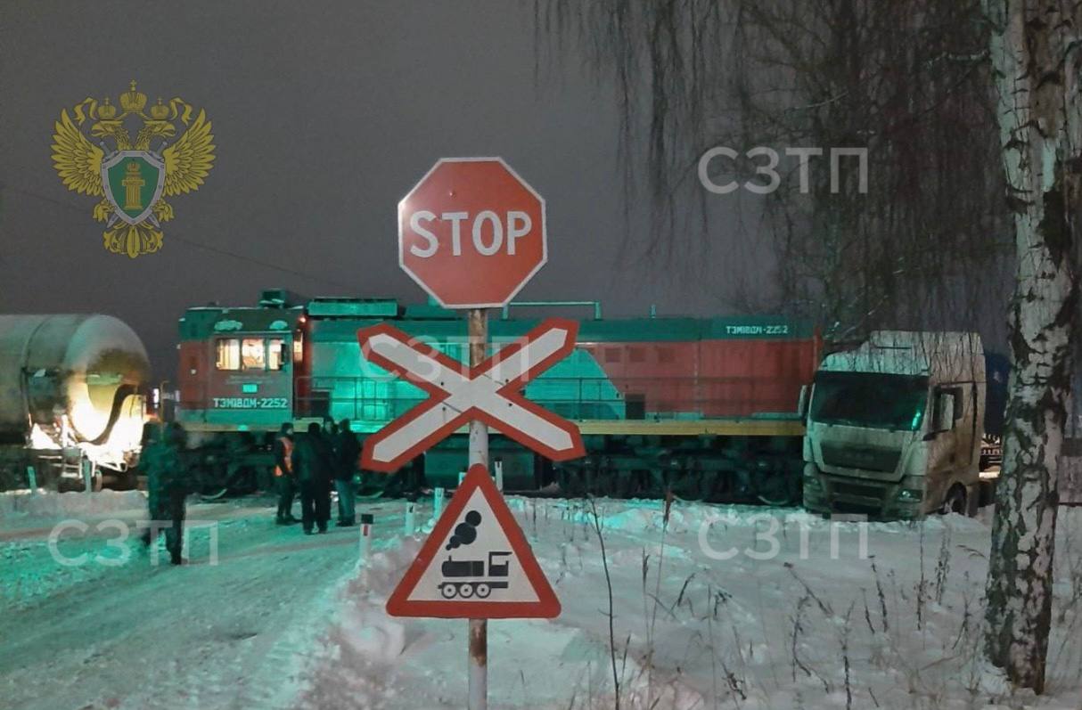 В Ярославле поезд врезался в фуру