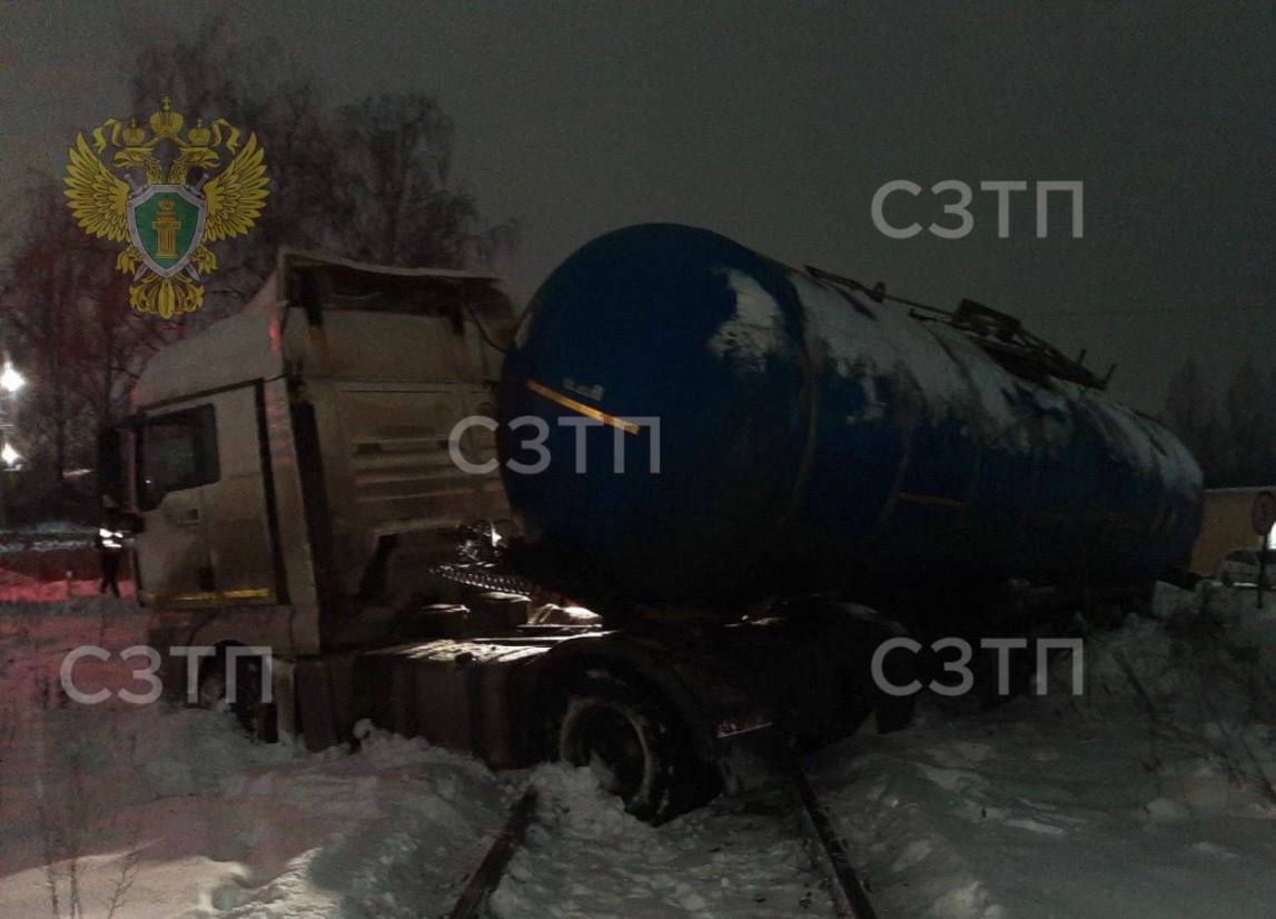 В Ярославле поезд врезался в фуру