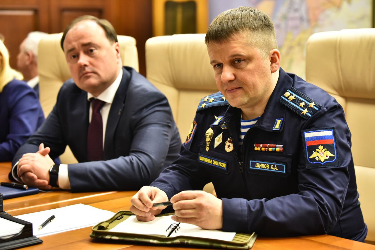 Михаил Евраев встретился с командиром 299-го гвардейского парашютно-десантного полка