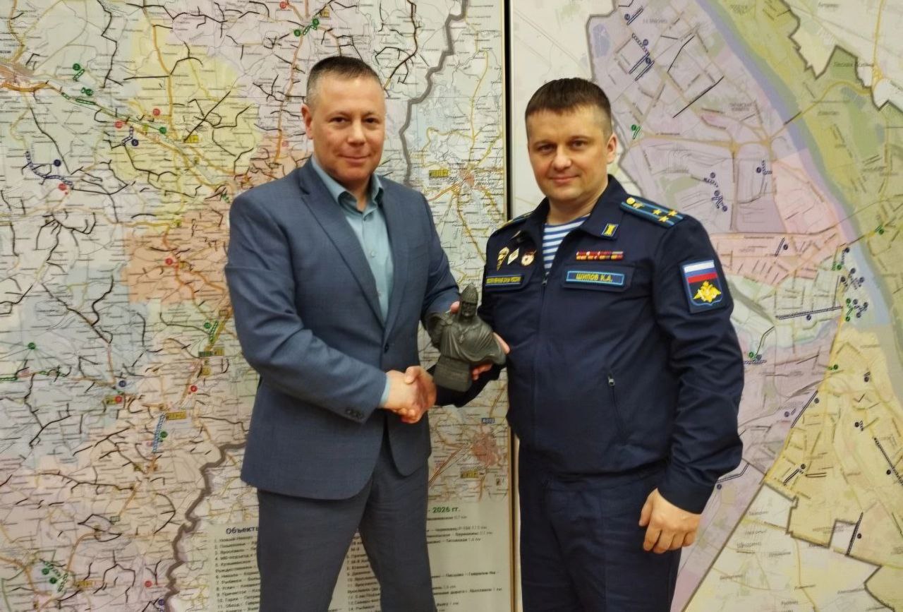 Михаил Евраев встретился с командиром 299-го гвардейского парашютно-десантного полка