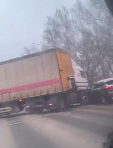 ДТП с фурой на Полушкиной роще в Ярославле перекрыло дорогу