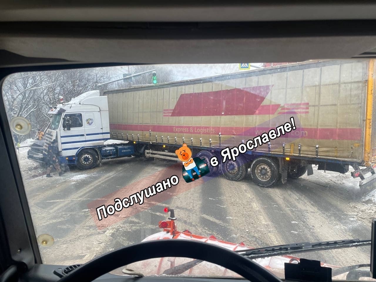 ДТП с фурой на Полушкиной роще в Ярославле перекрыло дорогу