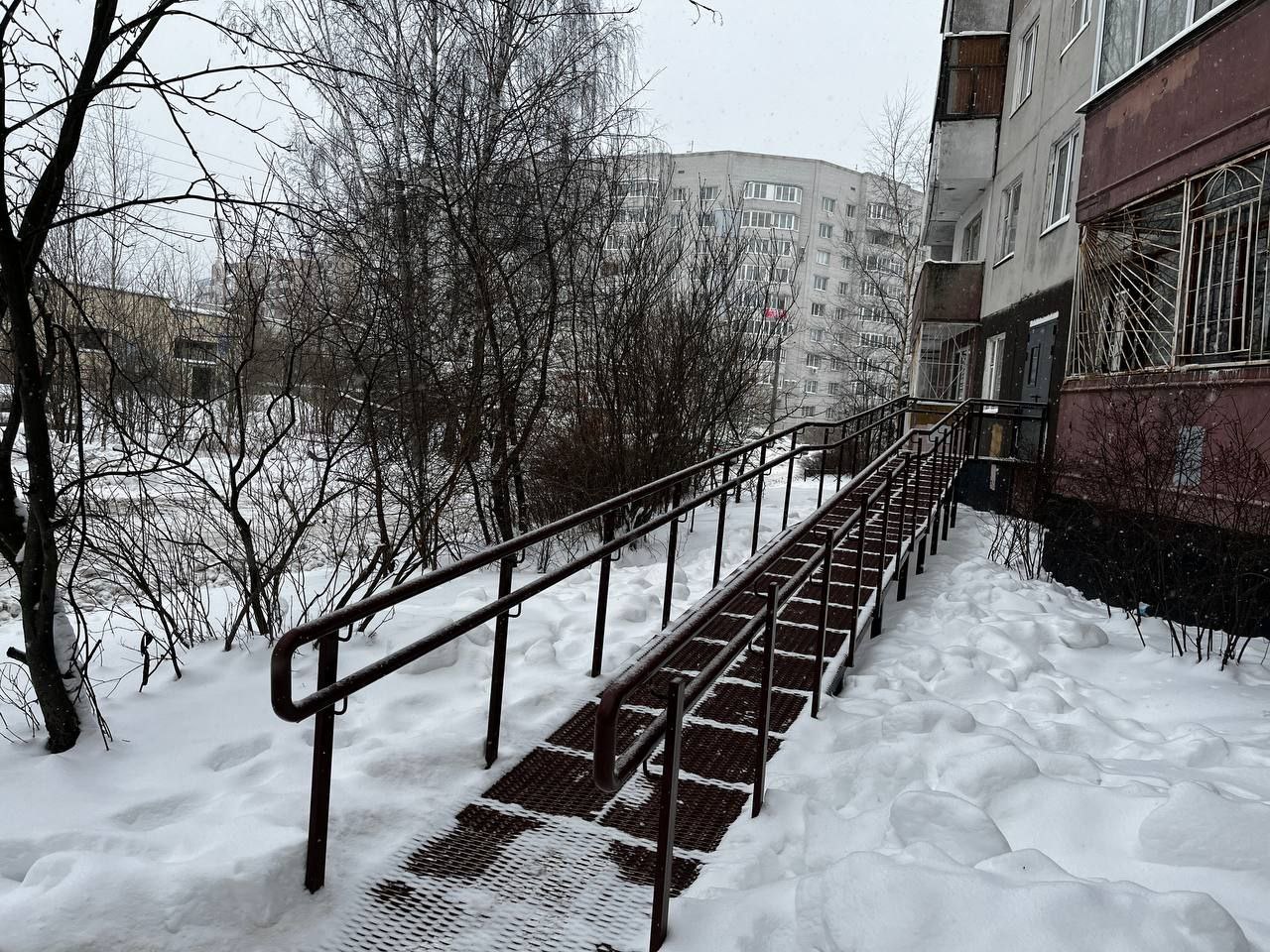 Пять лет сидела в квартире: в Ярославле установили пандус для женщины-инвалида