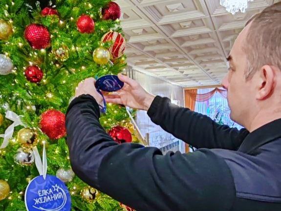 «Герой Ярославии» привез подарки семье бойца СВО