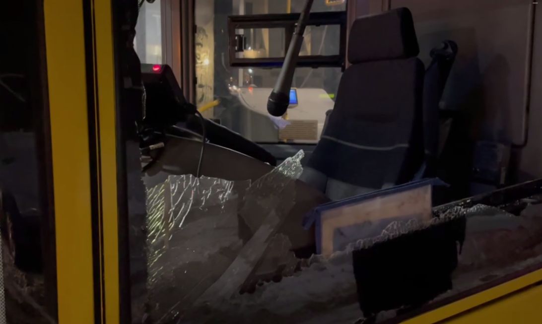 В результате ДТП с автобусом в Ярославле девушка выпала из машины