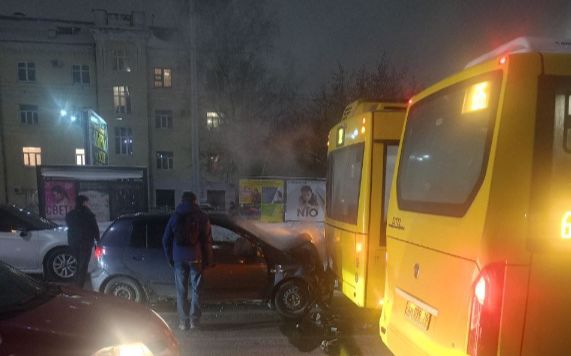 В Ярославле водитель иномарки въехал в автобус