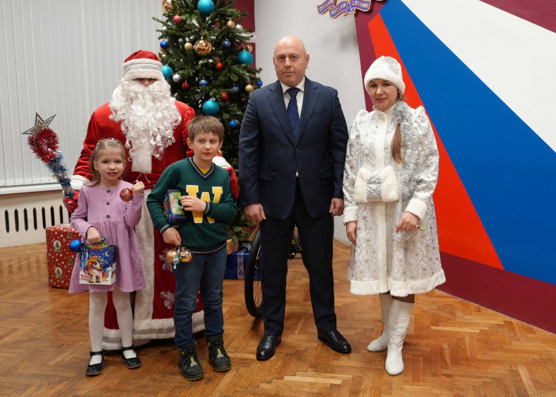 Главный полицейский региона исполнил желания двух детей из Ярославля