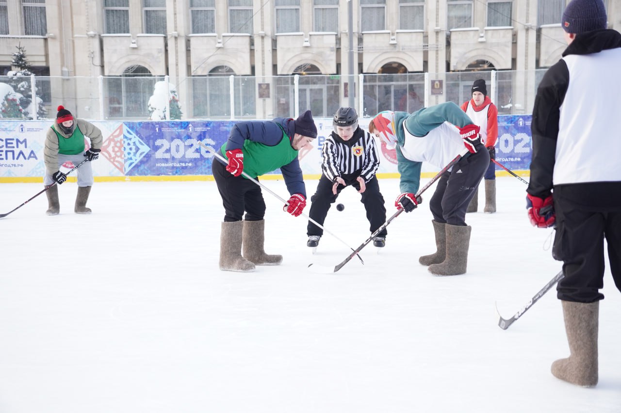 ​Турнир по хоккею на валенках прошел на главном катке Ярославской области