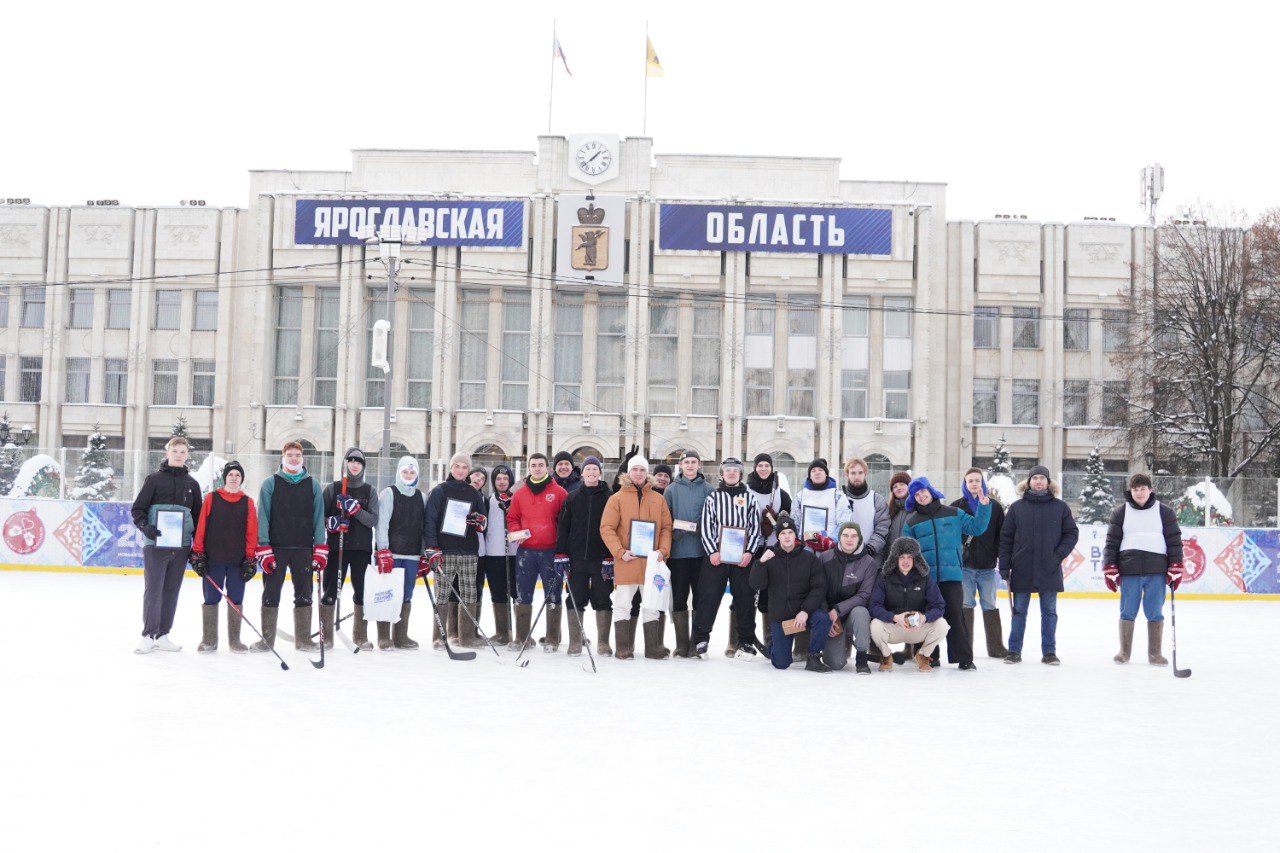 ​Турнир по хоккею на валенках прошел на главном катке Ярославской области