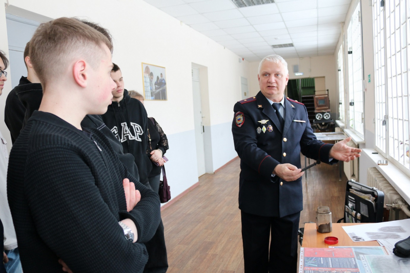 В Ярославле сотрудники полиции познакомили студентов со своей работой