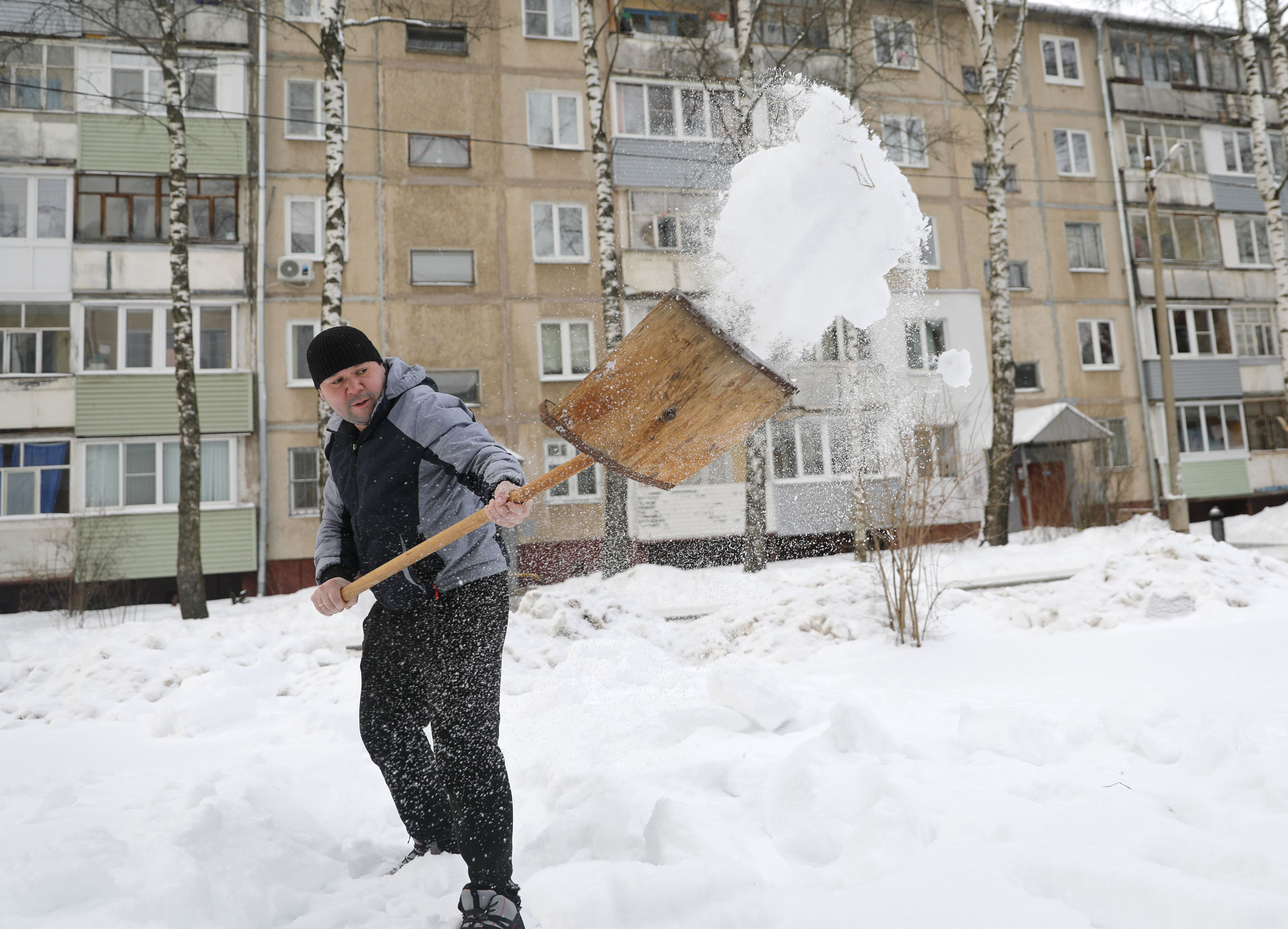 Ярославцы обсуждают предложение взять лопату и помочь дворникам в период снегопадов