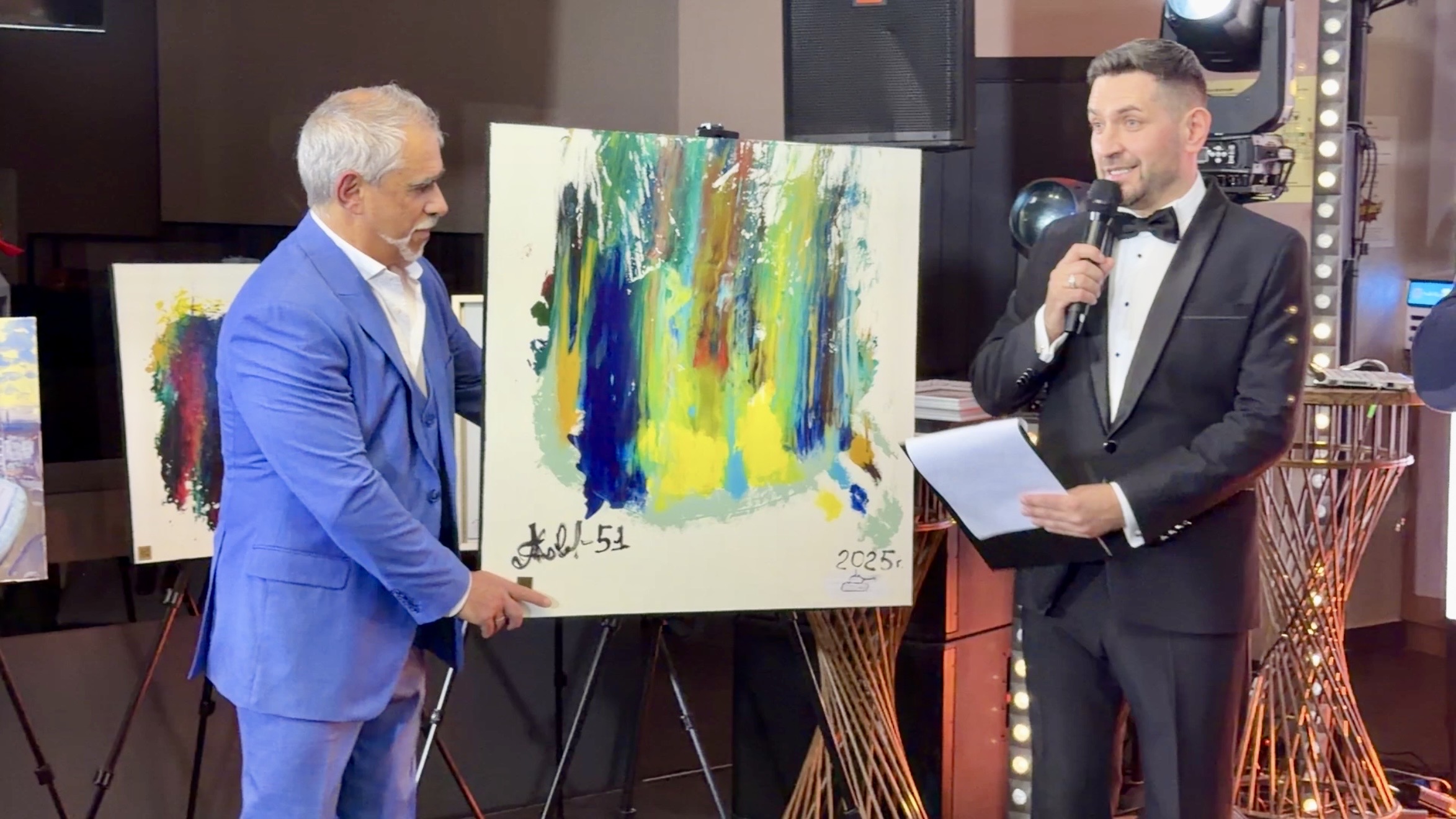 На аукционе в Ярославле продали самовар с автографом SHAMANа за 110 тысяч рублей