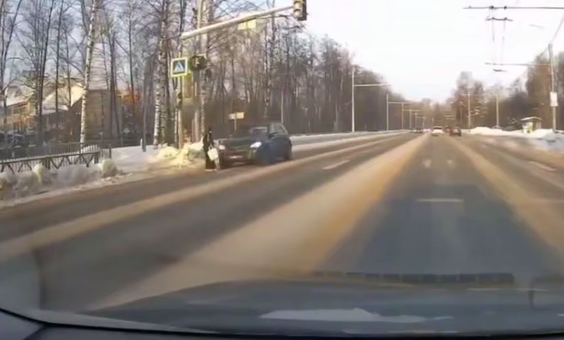 В Ярославле иномарка сбила 12-летнюю девочку на пешеходном переходе: видео