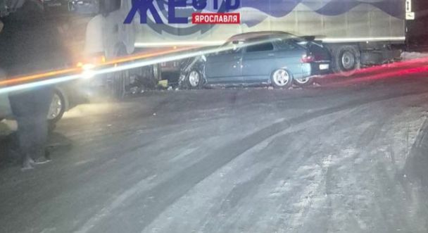 Въехал под фуру: в результате ДТП в Ярославле пострадал водитель