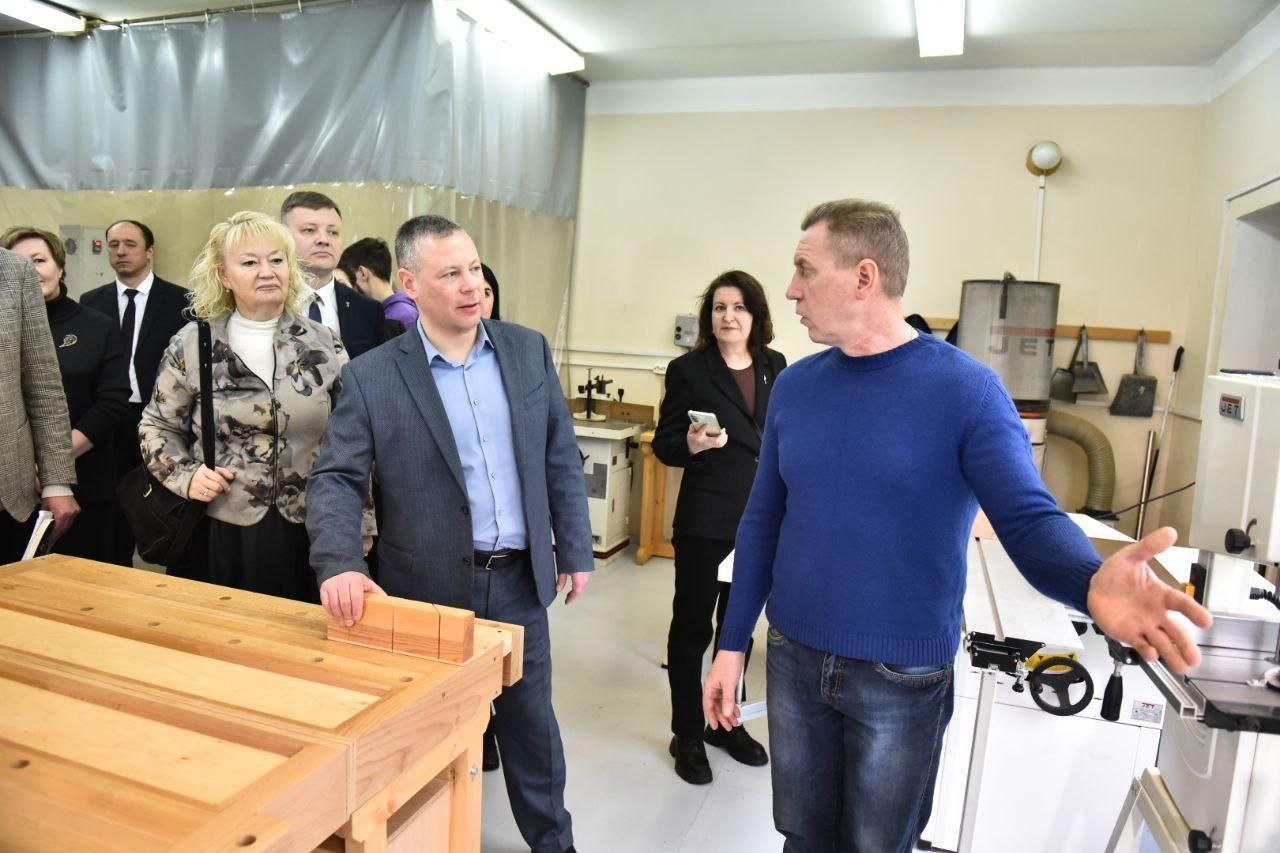 ​Михаил Евраев посетил социальные учреждения в поселке Бурмакино Некрасовского округа