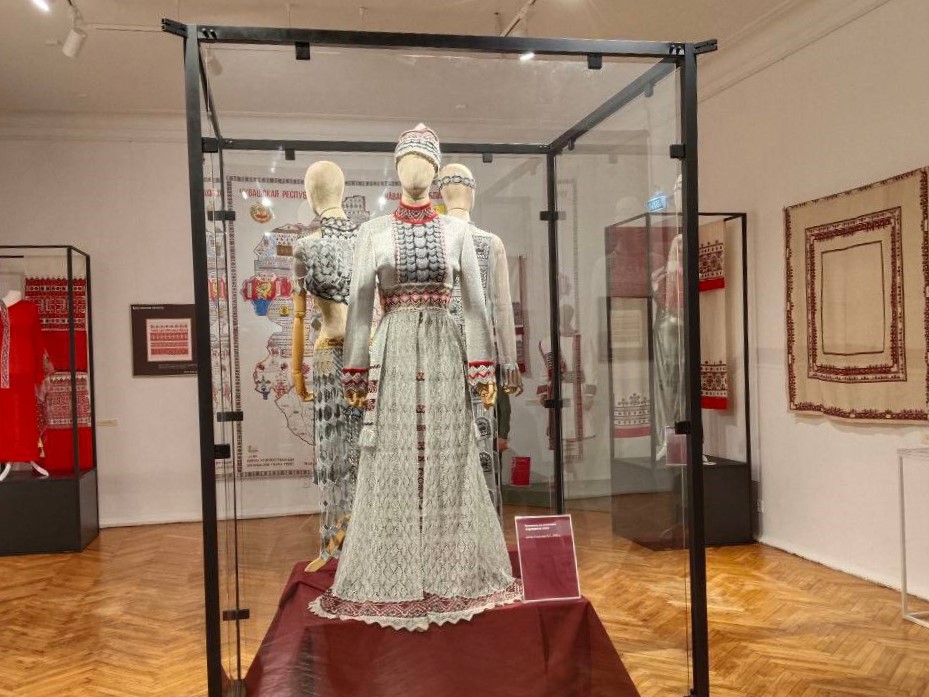 В Ярославском музее-заповеднике открылась выставка чувашских национальных костюмов и украшений